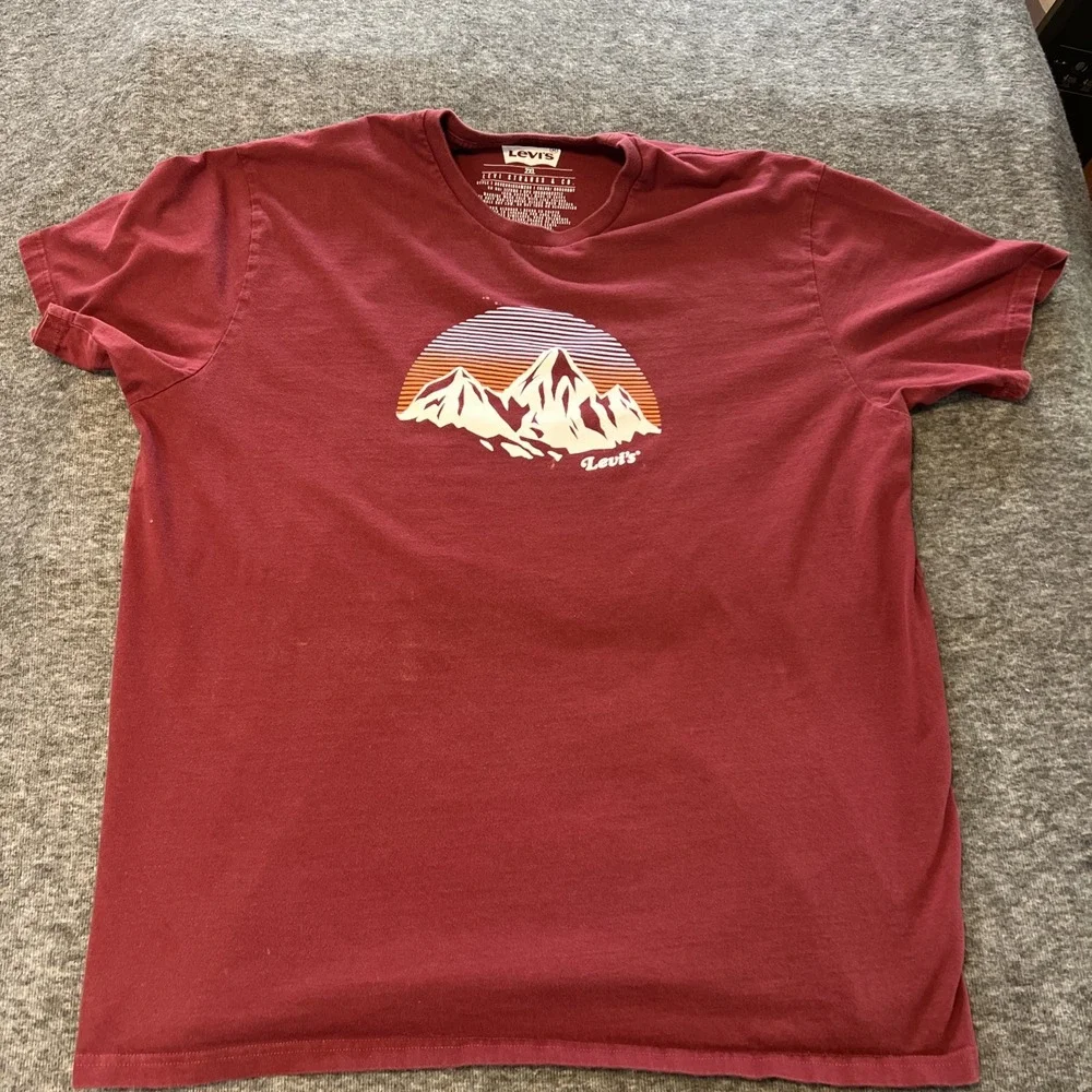 Levi's Men's 2XL‎ Burgundy Short Sleeve Crew Neck Graphic Tee Mountains